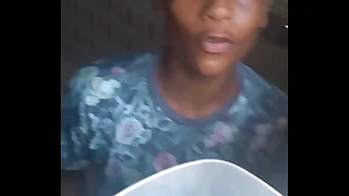 Neg&atilde;o pelado no banheiro